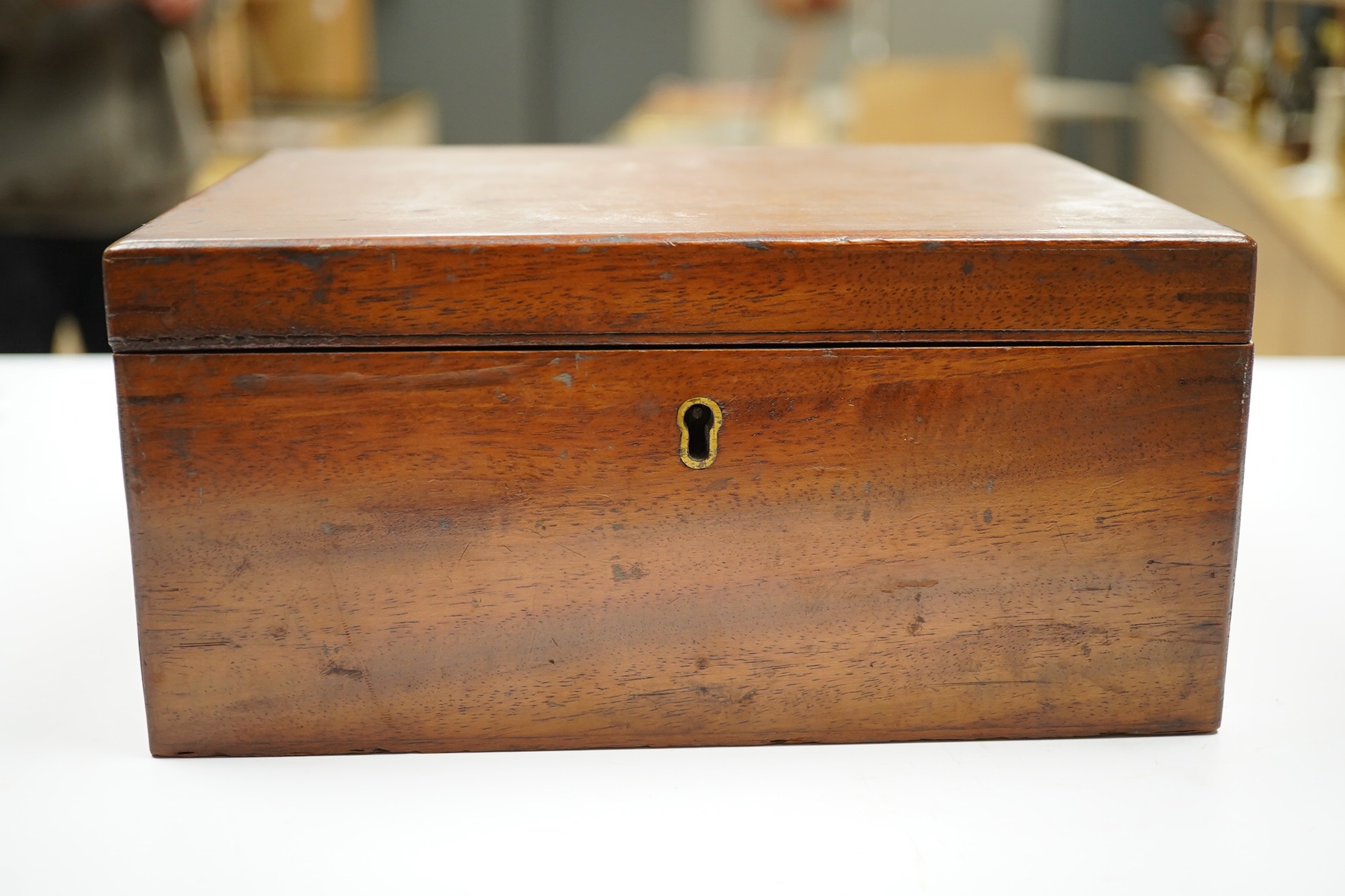 A boxed Jaques Staunton boxwood and ebonised lead weighted chess set, White king stamped Jaques London, Kings 10cm, unlabelled box 20cm wide x 9cm high. Condition - chess pieces good, box cracked